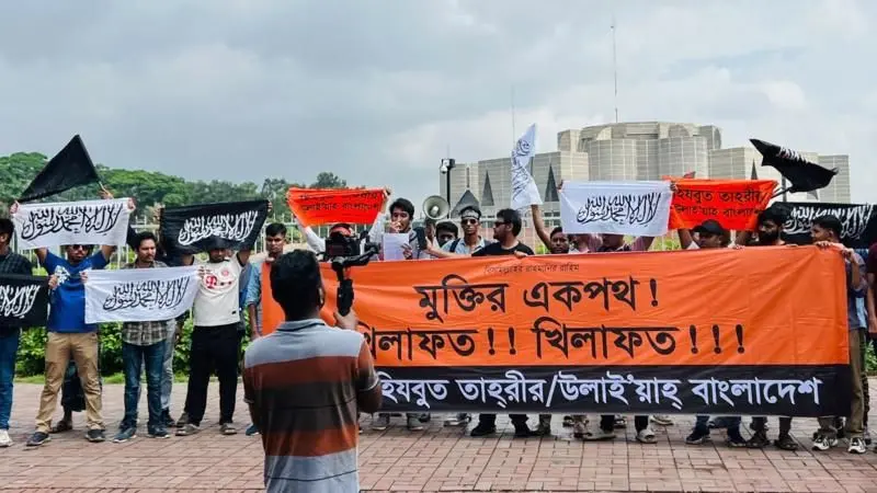 বাংলাদেশের রাস্তায় কালেমা খচিত কালো পতাকা নিয়ে মিছিল: জঙ্গিগোষ্ঠীর ইন্ধন নাকি রাজনৈতিক চাল?