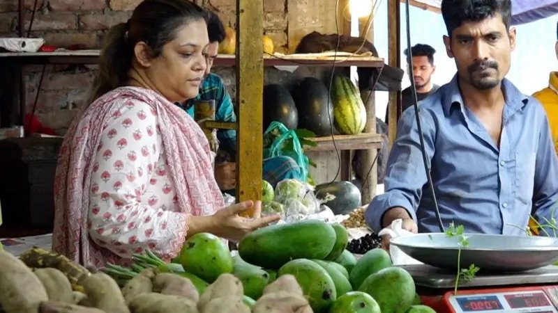 আয় থেকে ব্যয় বেশি, বাজারে নাভিশ্বাস: সংসার চালানোই দুষ্কর