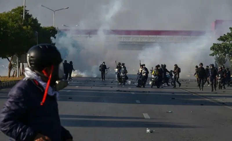 ইসলামাবাদে উত্তাল বিক্ষোভ: ইমরান খানের মুক্তির দাবিতে সংঘর্ষে রক্তাক্ত পরিস্থিতি